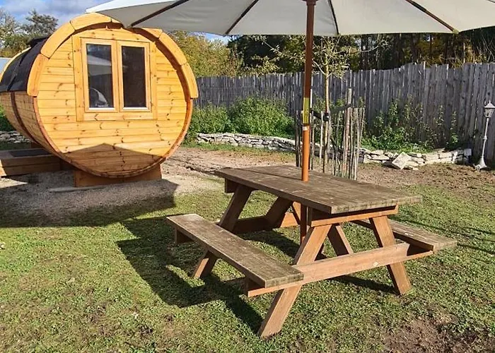 Glamping Im Beheizten Campingfass Auf Leo's Farm